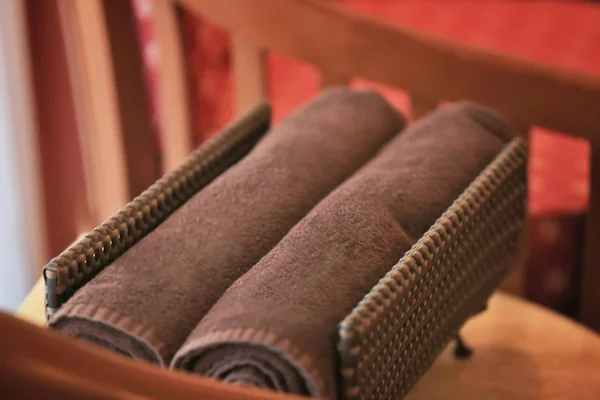 Stå med par rena valsade handdukar i hotellrum — Stockfoto