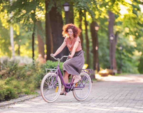 Vacker ung kvinna med cykel, Utomhus — Stockfoto