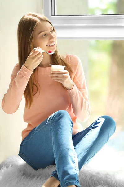 Mujer comiendo yogur — Foto de Stock