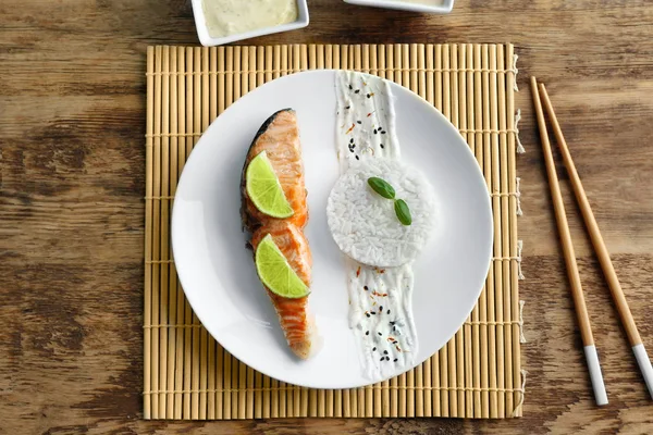 Plato con rebanada de salmón, arroz y deliciosa salsa —  Fotos de Stock