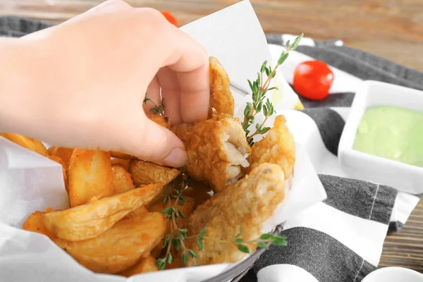 Kızarmış balık alarak kadın 