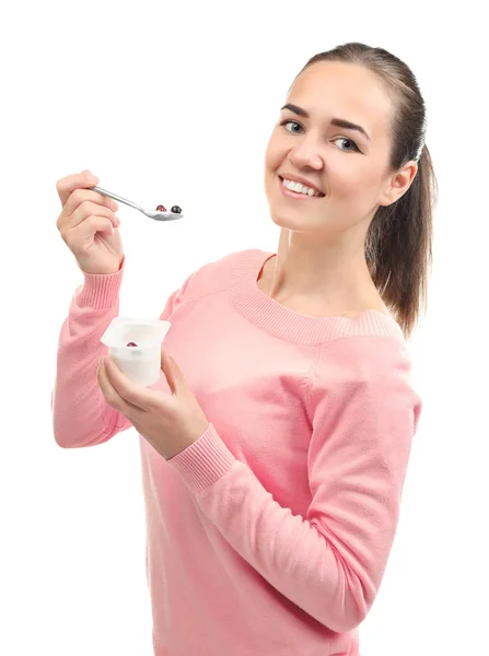 Genç bir kadın beyaz zemin üzerine yoğurt yeme — Stok fotoğraf