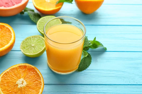 Taze meyve suyu ile kompozisyon 