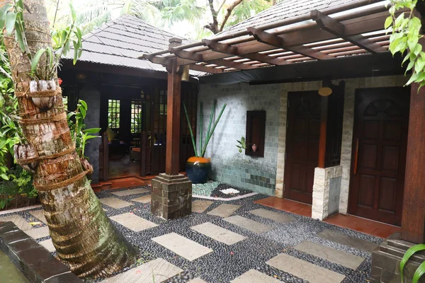 Asya house Resort yakınındaki bahçesinde