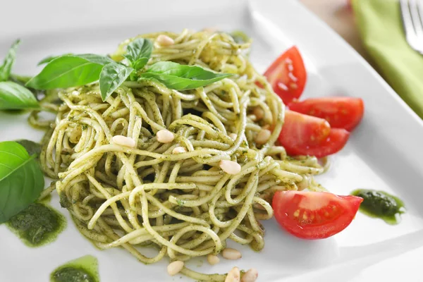 Heerlijke pasta met pestosaus op plaat — Stockfoto