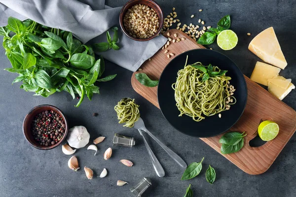 pesto sos ve malzemeler ile makarna