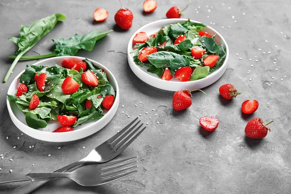 Çilekli ıspanak salatası.