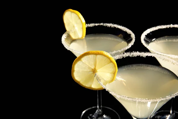Lemon drop martini met plakjes van fruit — Stockfoto
