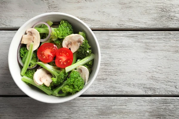 Bowl with broccoli salad on table — Stock Photo, Image