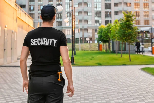 Férfi biztonsági őr, szabadban — Stock Fotó
