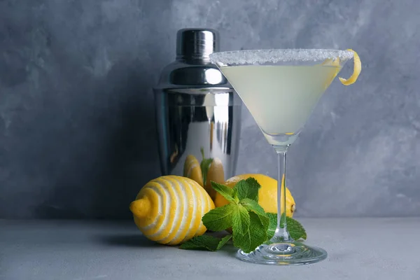 Verre de martini citron goutte — Photo