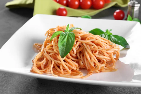 Leckere Pasta mit Tomatensauce auf Teller — Stockfoto