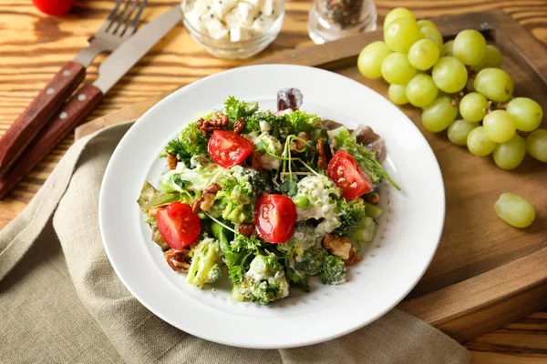 Piatto con insalata di broccoli sul tavolo — Foto Stock