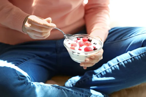 Mujer joven comiendo yogur, primer plano — Foto de Stock