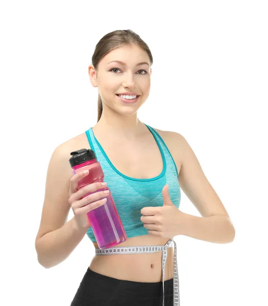 Mooie jonge vrouw met meetlint en flesje water op witte achtergrond. Dieetconcept — Stockfoto