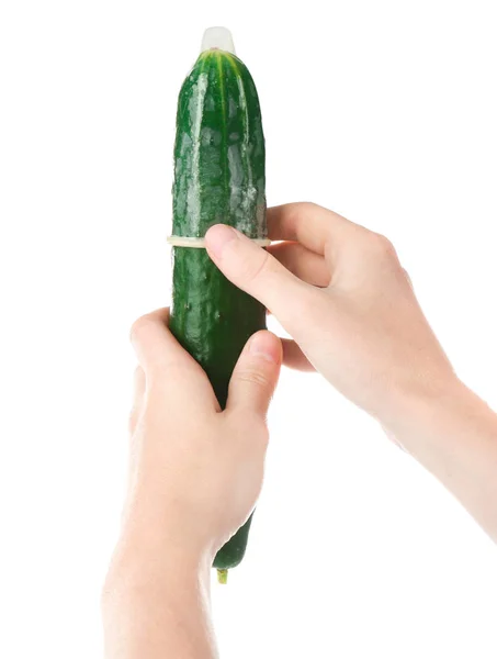Mains féminines tenant le concombre dans le préservatif — Photo