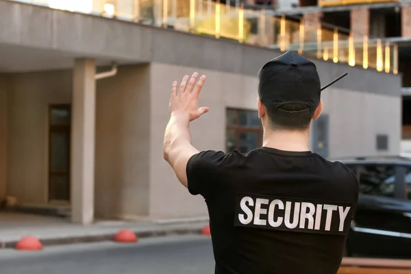 Gardien de sécurité masculin avec radio portable — Photo