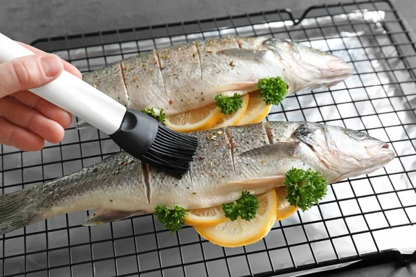 Taze balık limon ile doldurulmuş 