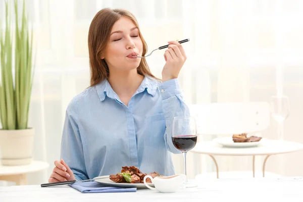 Genç kadın kaburga yeme — Stok fotoğraf