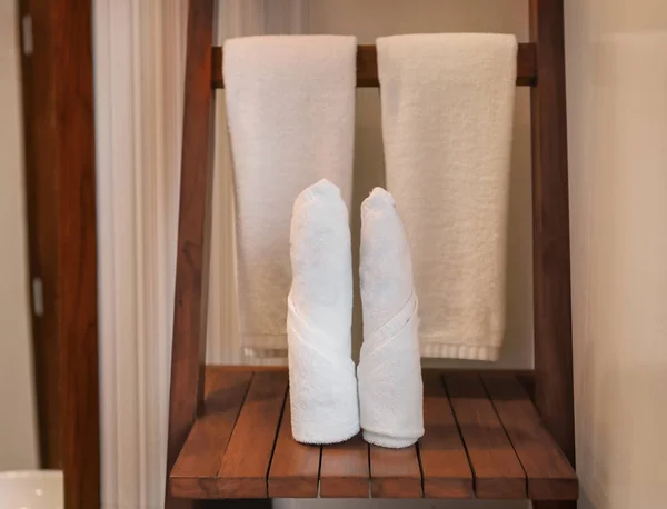 Towels on shelf in modern hotel bathroom — Stock Photo, Image