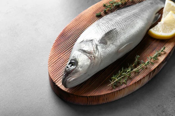 Taze balık kekik ile