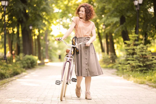 Belle jeune femme avec vélo, en plein air — Photo