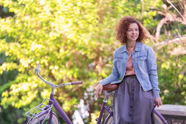 Bisiklet, açık havada olan güzel kadın