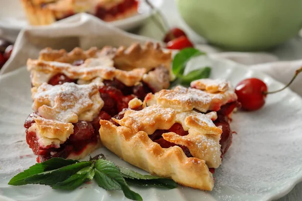 lezzetli vişneli pasta 