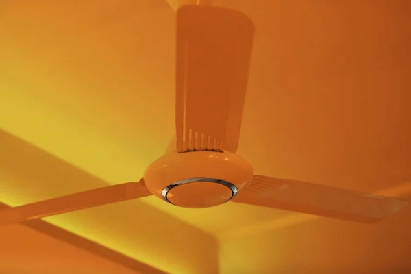 Fan on ceiling indoors — Stock Photo, Image