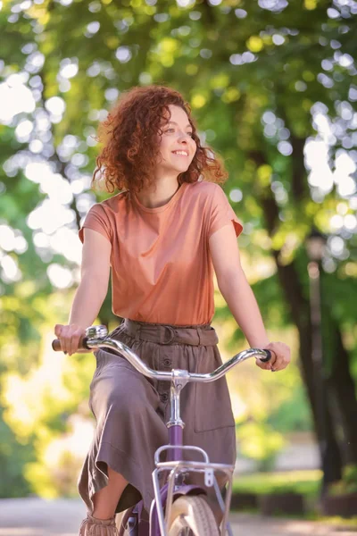 Vacker ung kvinna med cykel, Utomhus — Stockfoto