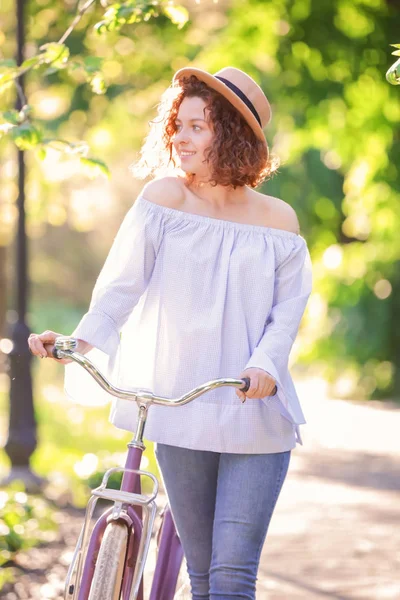 Vacker ung kvinna med cykel, Utomhus — Stockfoto