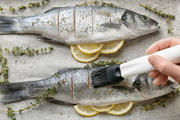 Свежая рыба с лимоном — стоковое фото