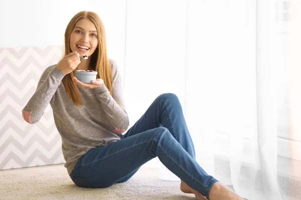 Mujer comiendo yogur — Foto de Stock