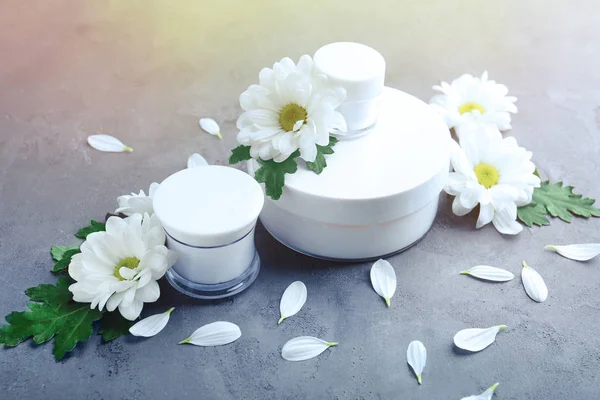 Kavanoz krem ve papatya çiçekler ile