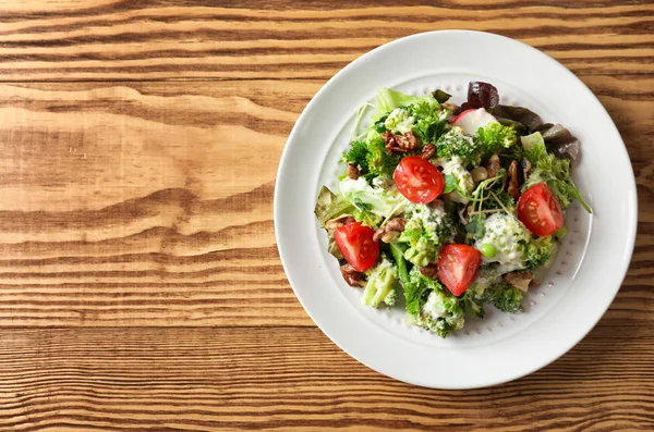 Prato com salada de brócolis na mesa — Fotografia de Stock