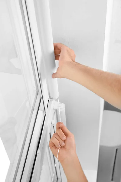 Hombre joven instalando pantallas de ventana en interiores —  Fotos de Stock