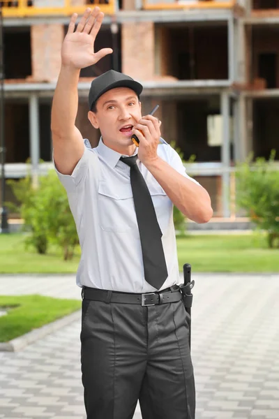 Мужчина охранник с портативным радио, на открытом воздухе — стоковое фото