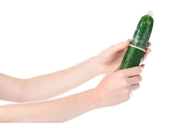 Mãos femininas segurando pepino em preservativo no fundo branco. Conceito de sexo seguro — Fotografia de Stock