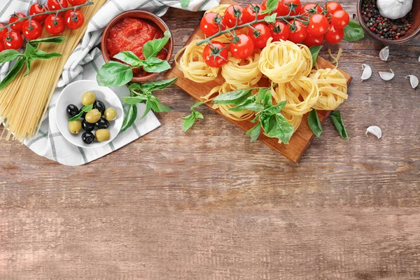 Composizione con gustoso sugo di pomodoro e pasta — Foto Stock