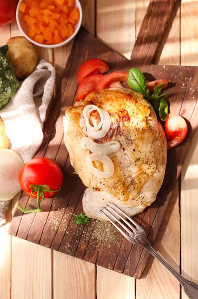 Lezzetli bütün hindi göğsü 