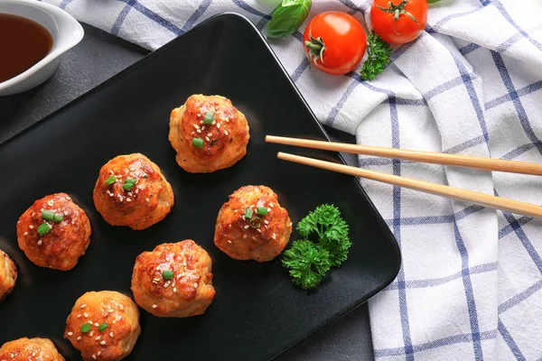 Piatto con deliziose polpette — Foto Stock