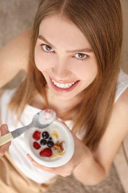 yoğurt yiyen kadın 