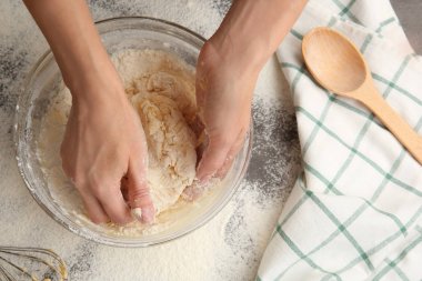 Kadın Şef mutfak masasında cam kapta hamur yapma