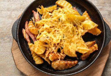 Tablo lezzetli akşam yemeği ile pişirme çanağı. Bir kavram için pişirme