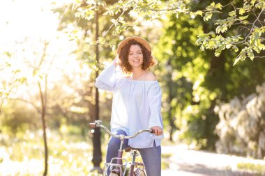 Bisiklet, açık havada olan güzel kadın