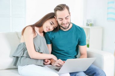 Genç çift bilgi arama  