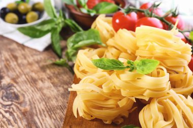 Makarna yuva ahşap tahta üzerinde