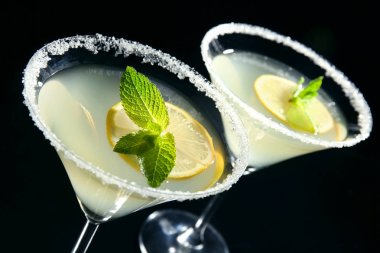 limon damla martini meyve dilimleri ile 