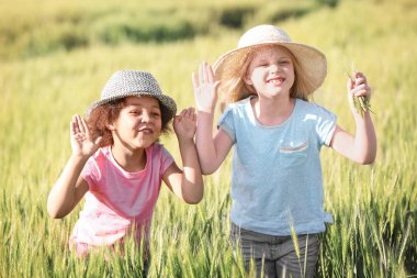 Yeşil alan içinde mutlu küçük kızlar