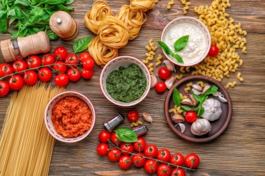 Pesto, bolognese ve makarna için beyaz soslar ile kompozisyon